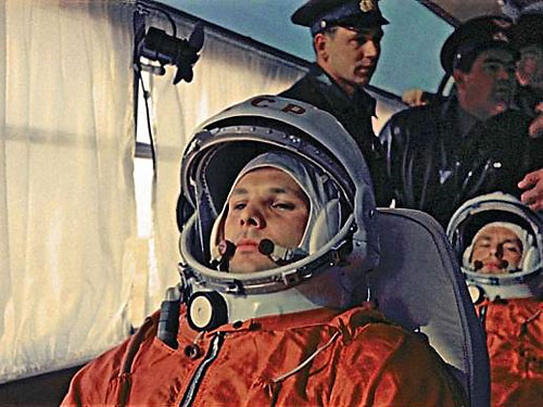 Yuri Gagarin se dirige en autobús hacia la rampa. Tras él está Gherman Titov y Grigori Nelyubov, los dos cosmonautas de reserva de la misión. 