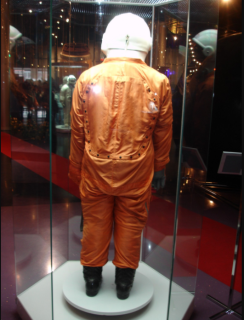 Vista trasera del traje Sokol de Gagarin (Eureka).
