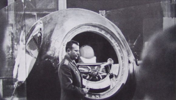 Gagarin delante de un modelo de la cápsula Vostok.