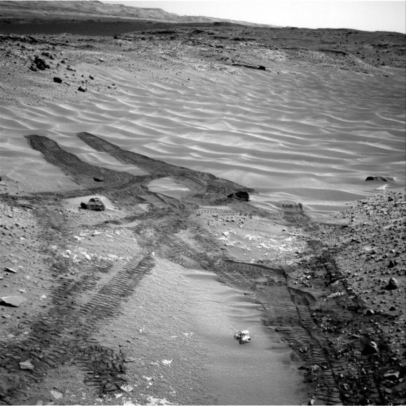 Mars-Curiosity-rover-tracks-Hidden-Valley-Sol717-Right-Navcam-PIA18599-br2