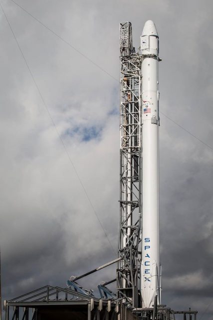 El Falcon 9R con la Dragon CRS-6 en la rampa (SpaceX).