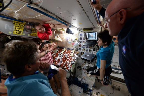 La tripulación de la ISS observa el lanzamiento (NASA).