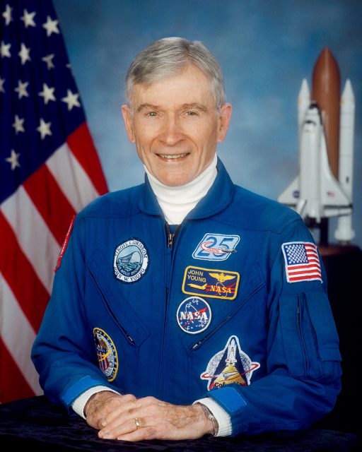 John Young, comandante original de la STS-61J (NASA).