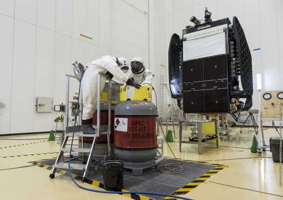 Carga de combustibles hipergólicos en el Skym-1 (Arianespace).