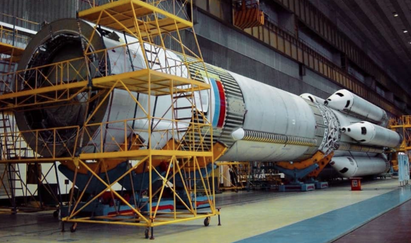 Las tres primeras etapas del cohete Protón-M. La tercera etapa se ve a la izquierda (Khrúnichev).