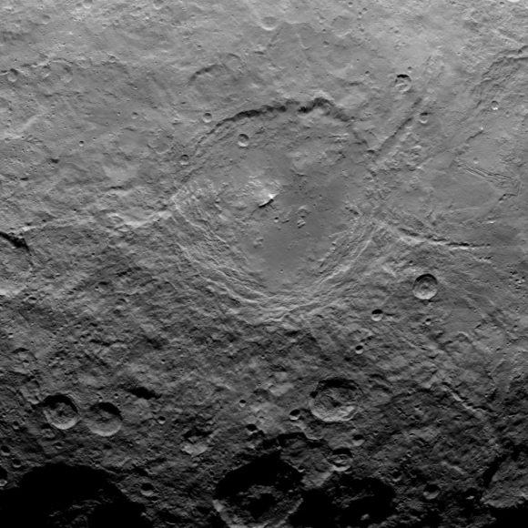 Curioso cráter repleto de estructuras geológicas (NASA/JPL-Caltech/UCLA/MPS/DLR/IDA).