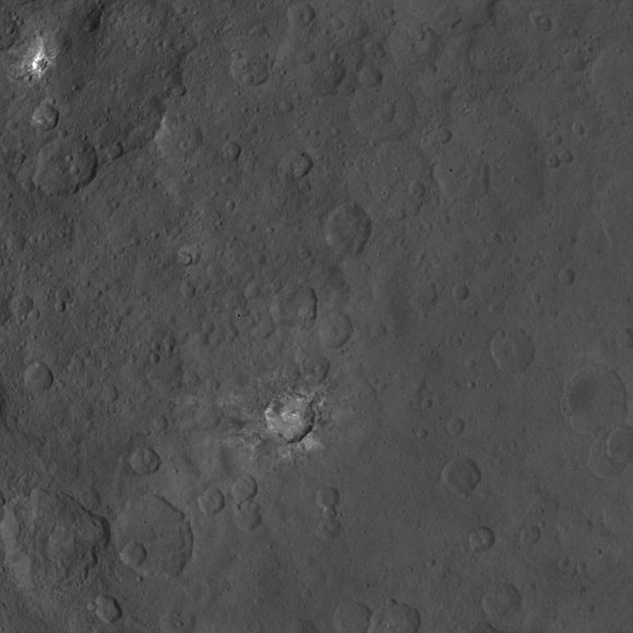Otros cráteres con manchas blancas vistos por Dawn el 9 de junio (NASA/JPL-Caltech/UCLA/MPS/DLR/IDA).