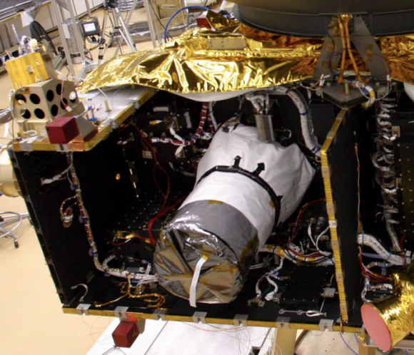 La cámara LORRI montada en la sonda con la cubierta protectora (NASA).