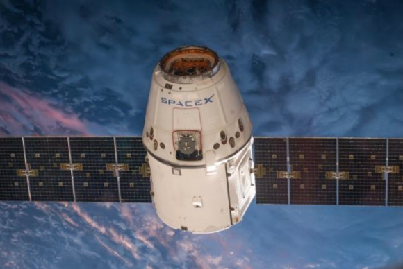 Nave Dragon de SpaceX antes de acoplarse a la ISS (NASA).