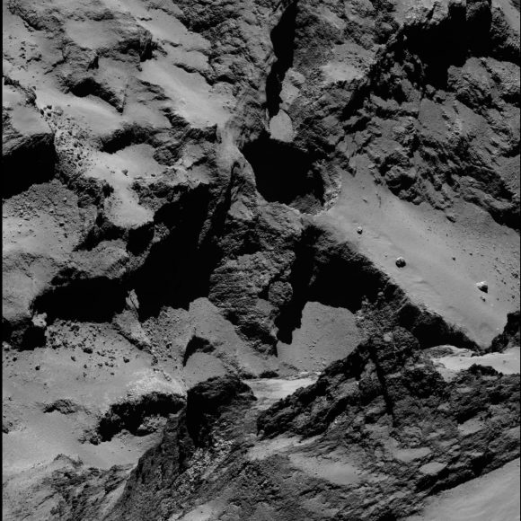 La cavidad Seth 01 posee 220 metros de diámetro y 185 metros de profundidad. Aquí la vemos en una imagen de OSIRIS del 20 de septiembre (ESA/Rosetta/MPS for OSIRIS Team MPS/UPD/LAM/IAA/SSO/INTA/UPM/DASP/IDA). 