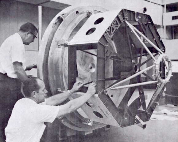 Montando la estructura octogonal de la sonda (NASA/JPL).