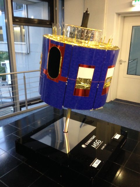 Maqueta de un Meteosat de segunda generación en el edificio de EUMETSAT (Eureka).