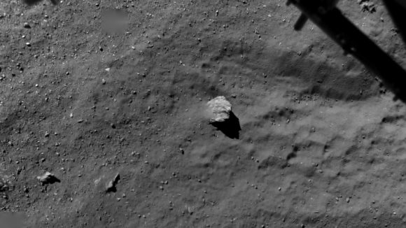 La zona de Agilkia vista por ROLIS a 67,4 metros de la superficie (ESA/Philae).