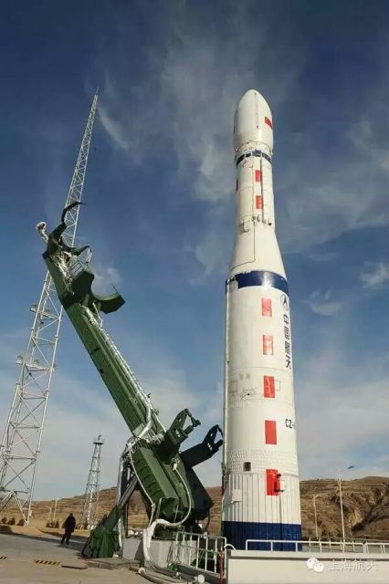 Una maqueta del CZ-6 en la rampa (Xinhua).