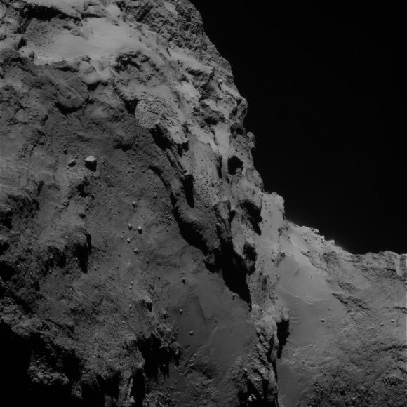 Capas en la región de Anubis vistas por la cámara OSIRIS el 5 de septiembre de 2014 a 44 km de distancia (ESA/Rosetta/MPS for OSIRIS Team MPS/UPD/LAM/IAA/SSO/INTA/UPM/DASP/IDA).