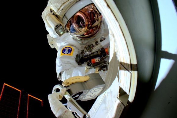 Kelly en el exterior de la estación (NASA).