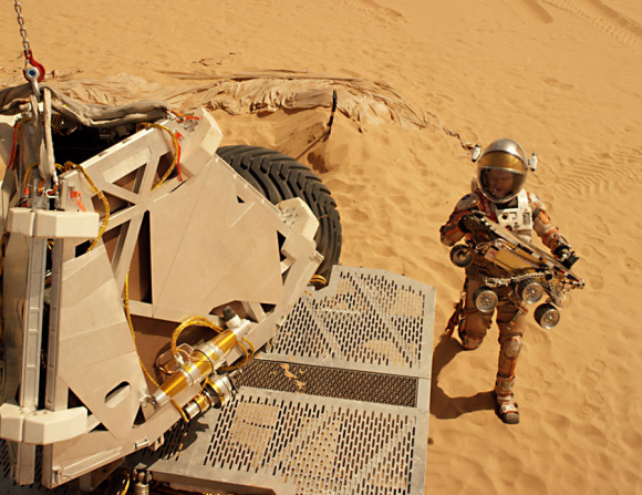 Watney (Matt Damon) recoge al rover Sojourner (20th Century Fox).