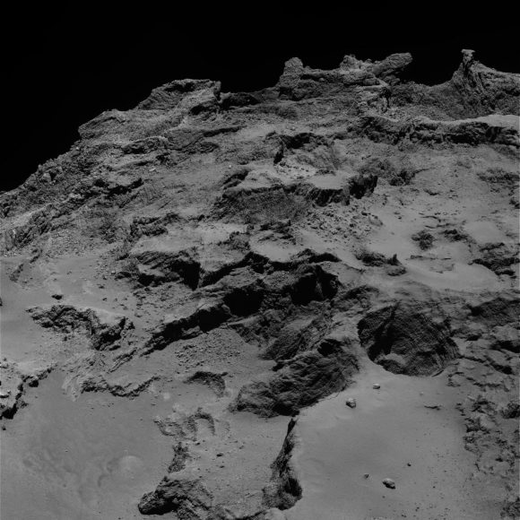 Capas de la región de Seth vistas por la cámara OSIRIS el 22 de septiembre de 2014 desde 28 km de distancia (ESA/Rosetta/MPS for OSIRIS Team MPS/UPD/LAM/IAA/SSO/INTA/UPM/DASP/IDA).