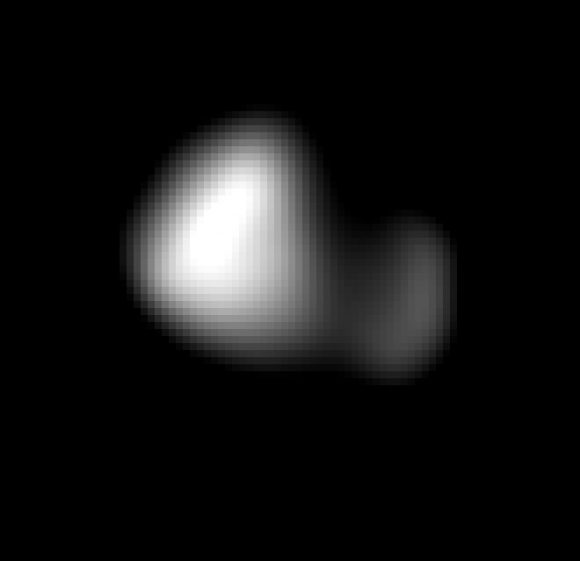 Imagen de Cerbero tomada el 14 de julio por la cámara LORRI de la New Horizons a 396100 km de distancia y enviada a la Tierra el 20 de octubre (NASA/Johns Hopkins University Applied Physics Laboratory/Southwest Research Institute).