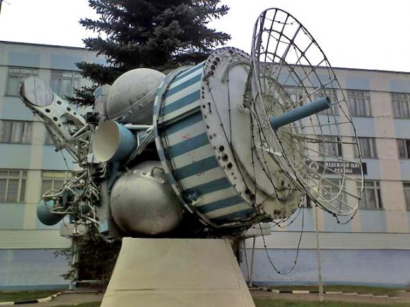Un satélite interceptor IS fuera de la sede de TsNII Kometa (Novosti Kosmonavtiki).