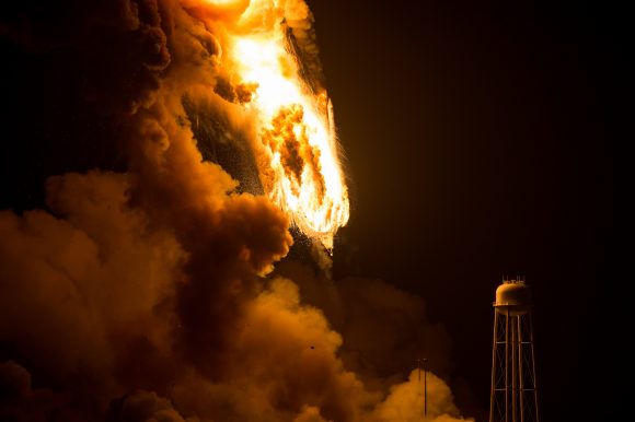 El Antares cae a la rampa tras el fallo del NK-33 (NASA).