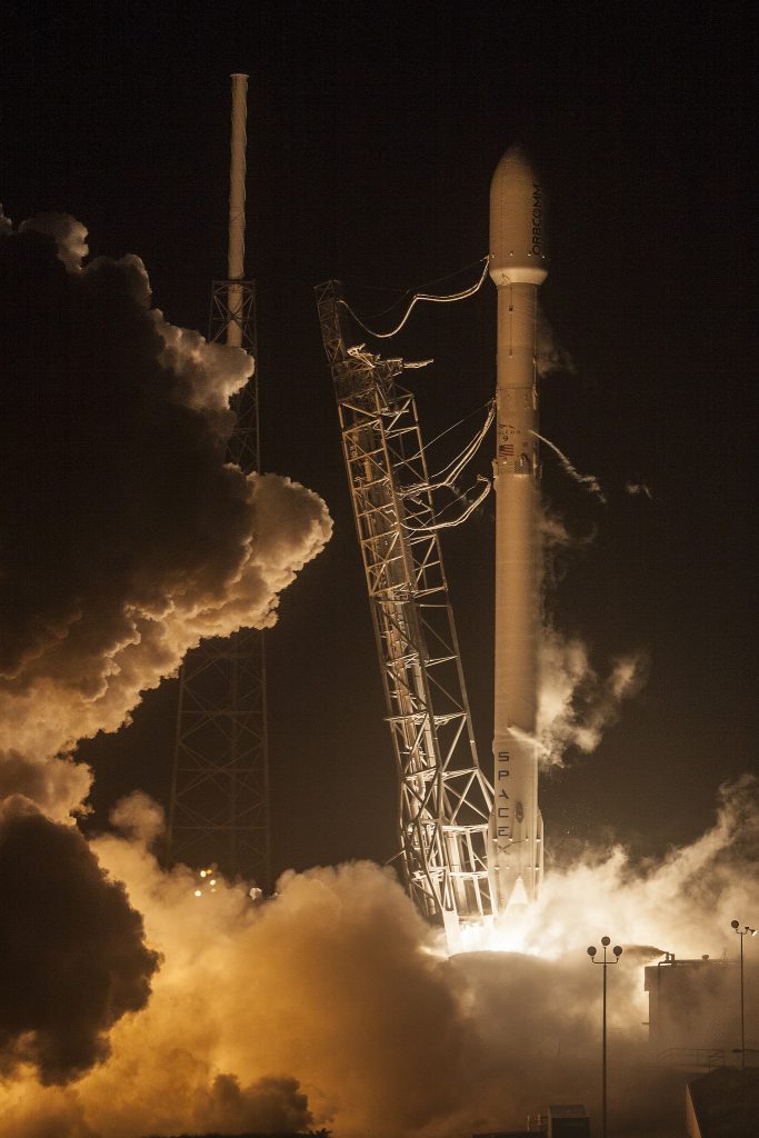 SpaceX logra al fin hacer aterrizar la primera etapa de un Falcon 9 ...