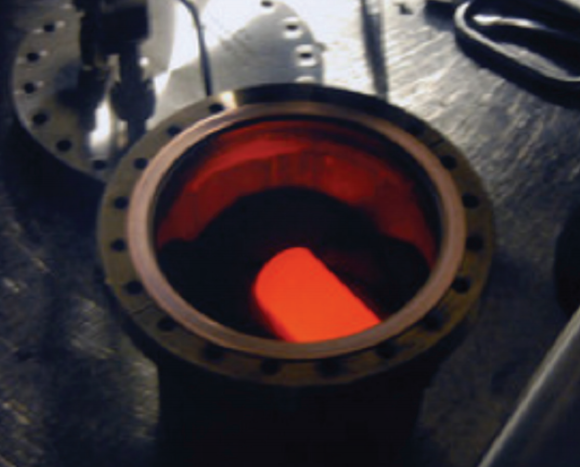 Una muestra de dióxido de plutonio brillando dentro de un recipiente cerámico (no, a pesar de lo que Homer Simpson te haya dicho, no es verde) (DOE/NASA).