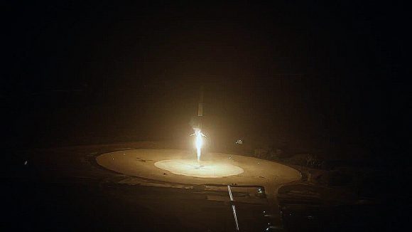 Momento del aterrizaje de la primera etapa (SpaceX).
