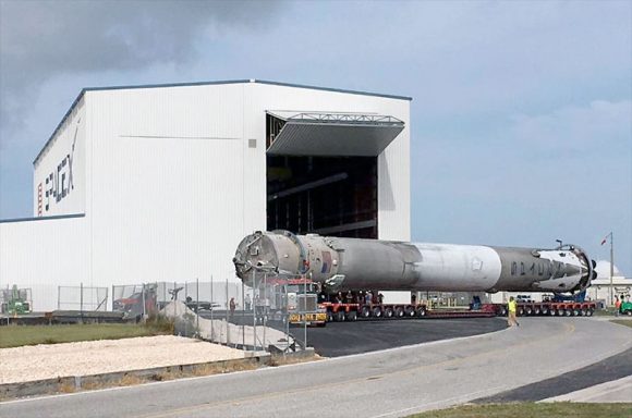 La primera etapa entrando al hangar de SpaceX en la rampa 39A (SpaceX).