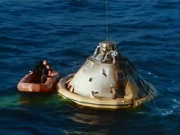 La cápsula CM-009 en el mar tras la misión AS-201 (NASA).
