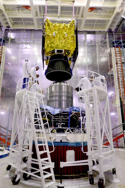 El IRNSS-1F sobre la cuarta etapa (ISRO).