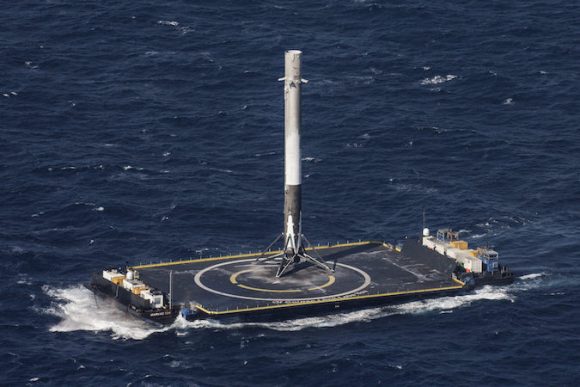 La primera etapa del Falcon 9 en la barcaza ASDS tras el aterrizaje (SpaceX).