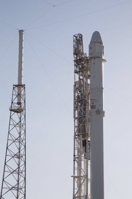 El Falcon 9 FT con la Dragon CRS-8 en la rampa (SpaceX).