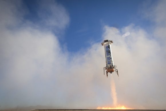 El New Shepard aterrizando suavemente en vertical por tercera vez después de superar la frontera del espacio (Blue Origin).