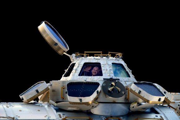 El astronauta alemán ALexander Gerst dentro de Cupola (ESA).