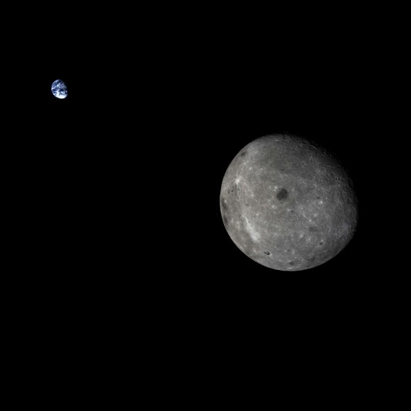 La Tierra y la Luna vistas por la Chang'e 5-T1 en 2014.