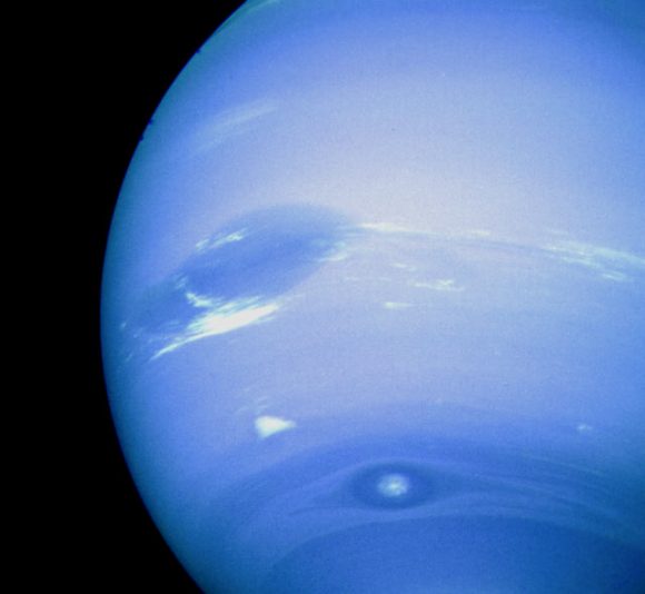 Neptuno con la Gran Mancha Oscura y la Pequeña Mancha Oscura vistas por la Voyager 2 en 1989 (NASA).