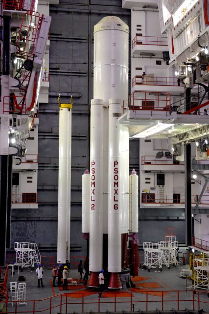 Instalando los cohetes de combustible sólido en el PSLV C34 alrededor de la primera etapa (ISRO).