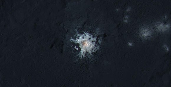 El centro del cráter Occator ().