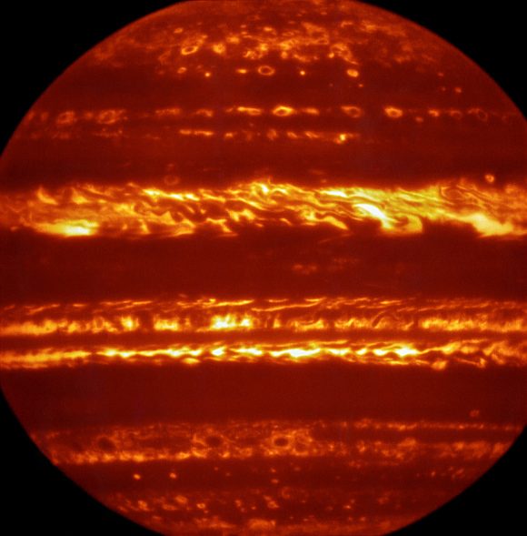 Vista de Júpiter en infrarrojo (5 micras) por el telescopio VSIR del VLT de Chile. Las zonas más brillantes corresponden a zonas más profundas y calientes en la atmósfera (NASA).
