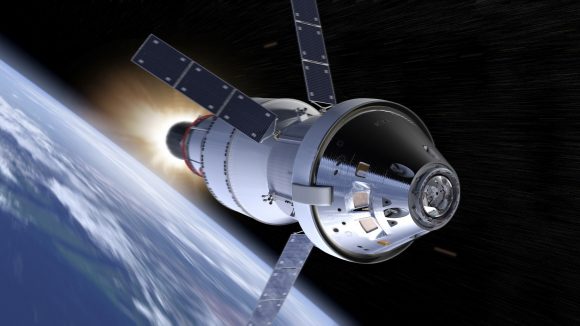 La nave Orión de la NASA con su módulo de servicio europeo saliendo de la órbita terrestre en la misión EM-1 de 2018 (NASA).