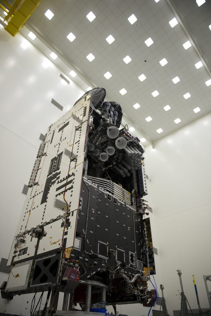 La fragmentación del satélite estadounidense Intelsat 33e y los ...
