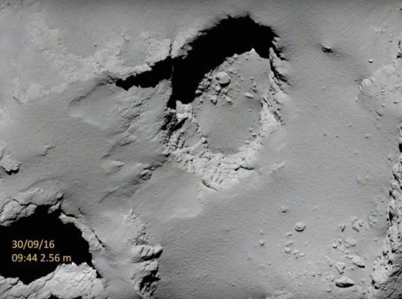Vista de Deir el-Medina por OSIRIS el 30 de septiembre 55 minutos antes del impacto a 2,56 km de altura (ESA/Rosetta/MPS for OSIRIS Team MPS/UPD/LAM/IAA/SSO/INTA/UPM/DASP/IDA).