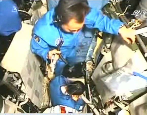 Los astronautas en el módulo orbital de la Shenzhou antes de entrar en la Tiangong 2.