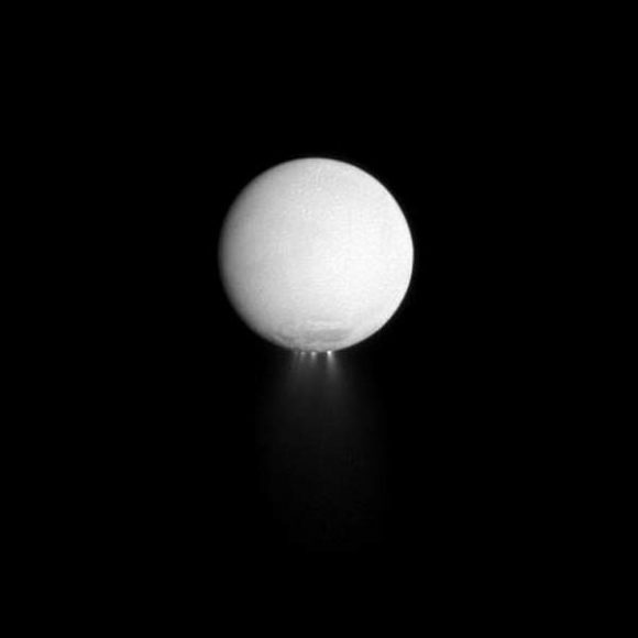 Los chorros del hemisferio sur de Encélado vistos por la Cassini (NASA).