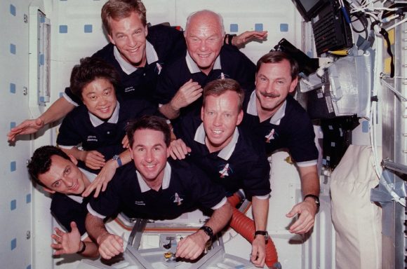 Glenn y el resto de la tripulación de la STS-95 dentro del módulo Spacehab en la bodega del Discovery (NASA).