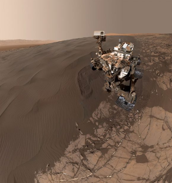 Curiosity junto a las dunas del cráter Gale (NASA/JPL). 