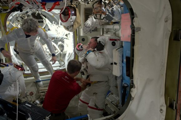 Thomas Pesquet ayuda a los spacewalkers a salir de sus trajes EMU (NASA).