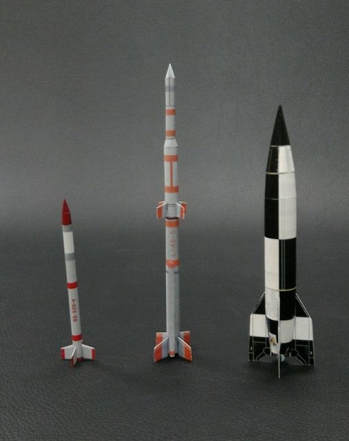 Comparación entre el SS-520-4 (izquierda), el cohete japonés Lambda y un misil A-4 nazi (https://twitter.com/Nakagawa_PASA).