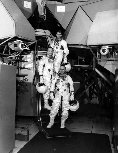 La tripulación del Apolo 1 en el simulador. El software del mismo llevaba tanto retraso y tenía tantos problemas que Grissom se quejó reiteradamente (NASA).